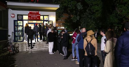Kiedy poznamy wyniki late poll i co oznaczają? Wyjaśniamy