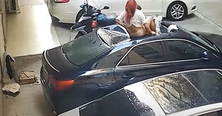 Półnaga młoda kobieta wypadła z balkonu. Internauci mają swoją teorię
