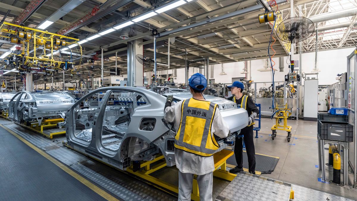 Fabryka chińskich samochodów w mieście Ningbo - zdjęcie ilustracyjne