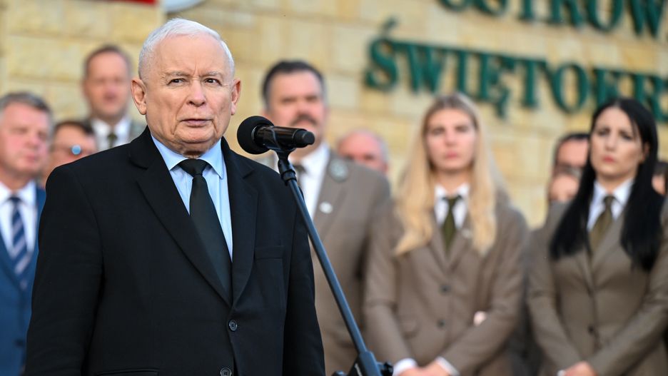 Ostrowiec Świętokrzyski, 13.10.2023. Kampania wyborcza do parlamentu 2023. Prezes PiS Jarosław Kaczyński przemawia podczas spotkania z leśnikami przed siedzibą Nadleśnictwa Ostrowiec Świętokrzyski, 13 bm. (jm) PAP/Piotr Polak