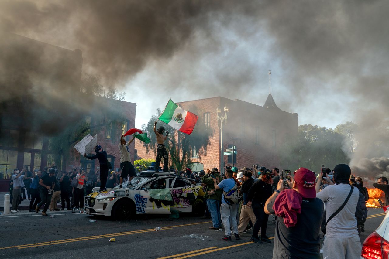 Ponad 100 aresztowań w Los Angeles. Skrajne grupy na ulicach