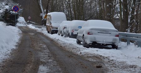 Zimowe obowiązki kierowców. Można dostać 500 zł mandatu