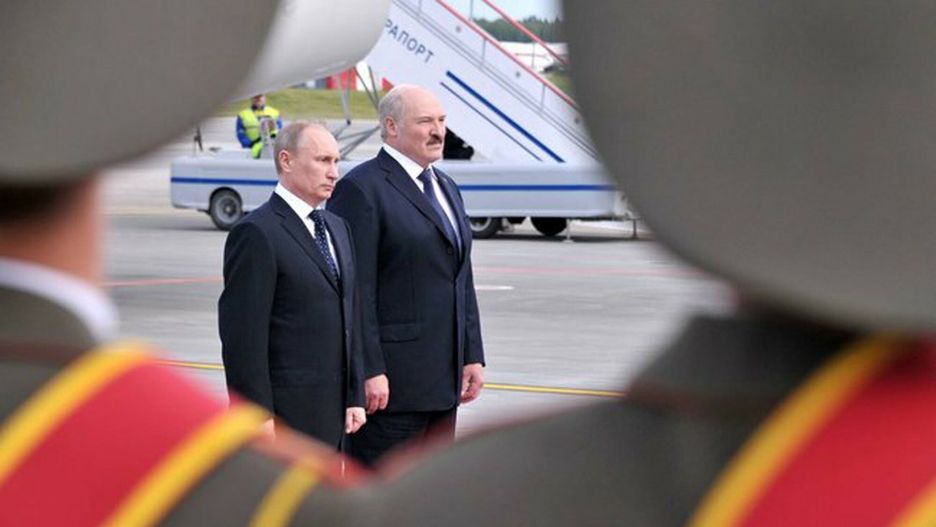 arch40PHOTO: LASKI DIFFUSION/EAST NEWS  Wizyta prezydenta Rosji Wladimira Putina na Bialorusi. Minsk, 31.05.2012  N/Z: (od lewej) Wladimir Putin i prezydent Bialorusi Alaksandr Lukaszenka.    President of Russian Federation Vladimir Putin during his visit to Belarus. Minsk, 31.05.2012  Pictured: (L-R) Valdimir Putin and president of Belarus Alexander LukashenkoLaski Diffusion
