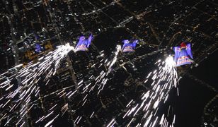 Warszawa. Niezwykły lot skoczków na nocnym niebie. Przypominali Perseidy