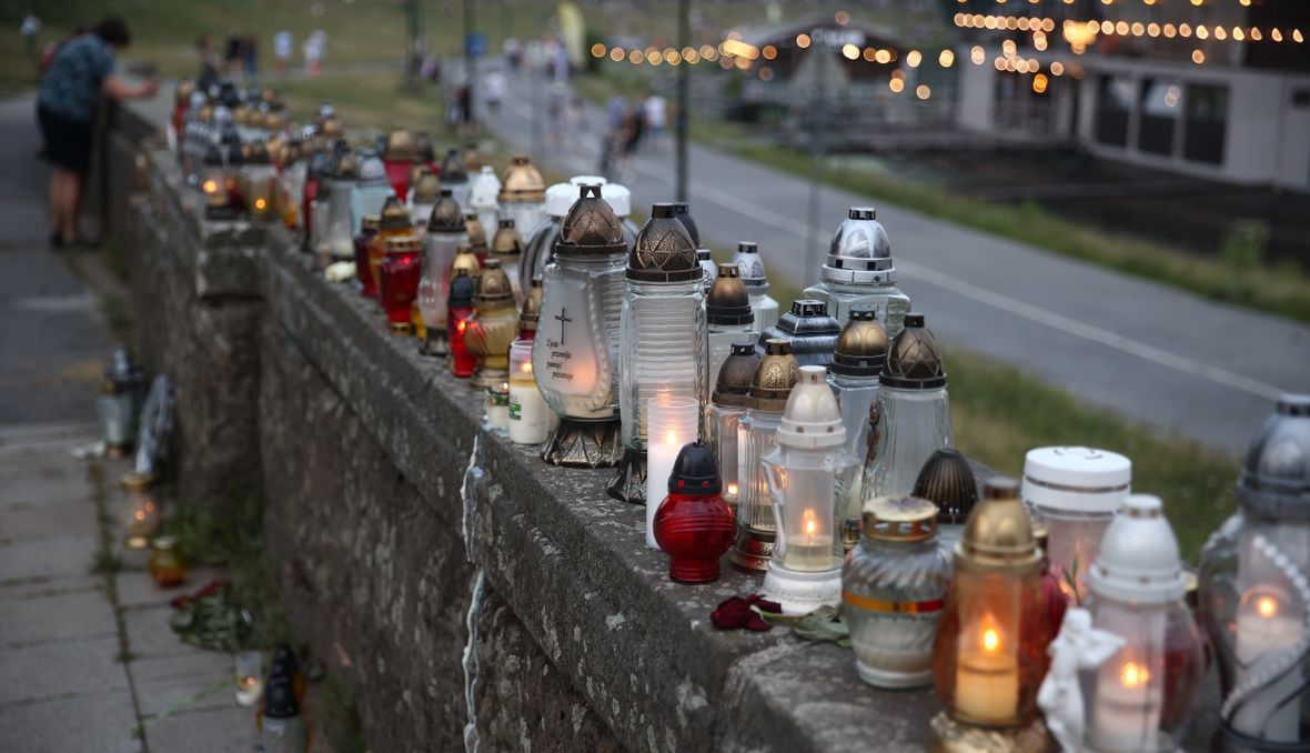 "Kostnica jest czynna całą dobę". Kraków. Znicze w miejscu wypadku, w którym zginęło czterech młodych ludzi