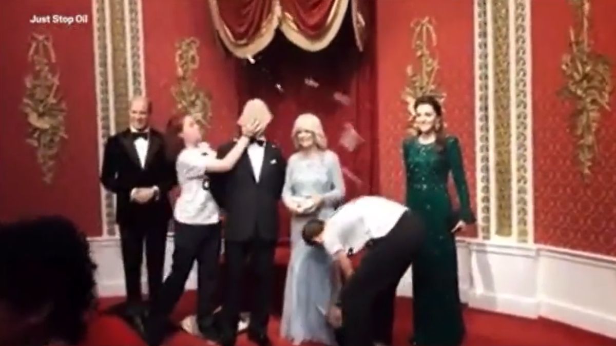 Aktywiści znów atakują. Król Karol III dostał w twarz ciastem czekoladowym