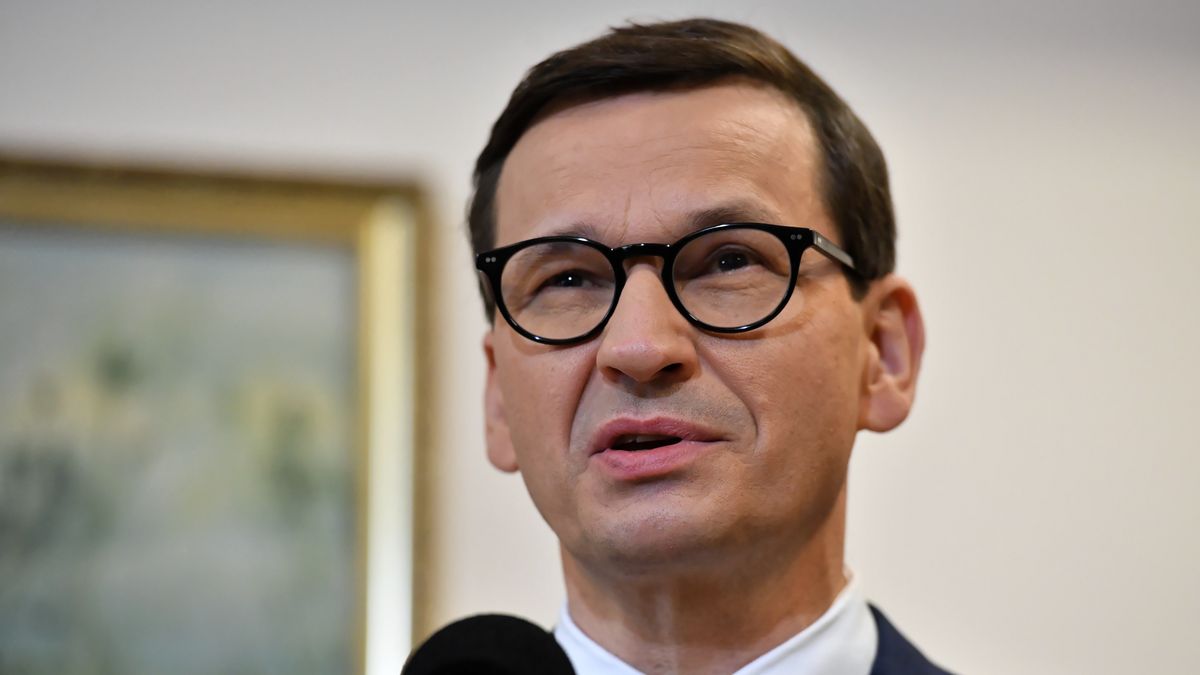 Błonie (woj. mazowieckie), 28.10.2021. Premier Mateusz Morawiecki podczas konferencji prasowej po spotkaniu z seniorami w Dziennym Domu Senior+ w Błoniu, 28 bm. (aldg) PAP/Piotr Nowak
