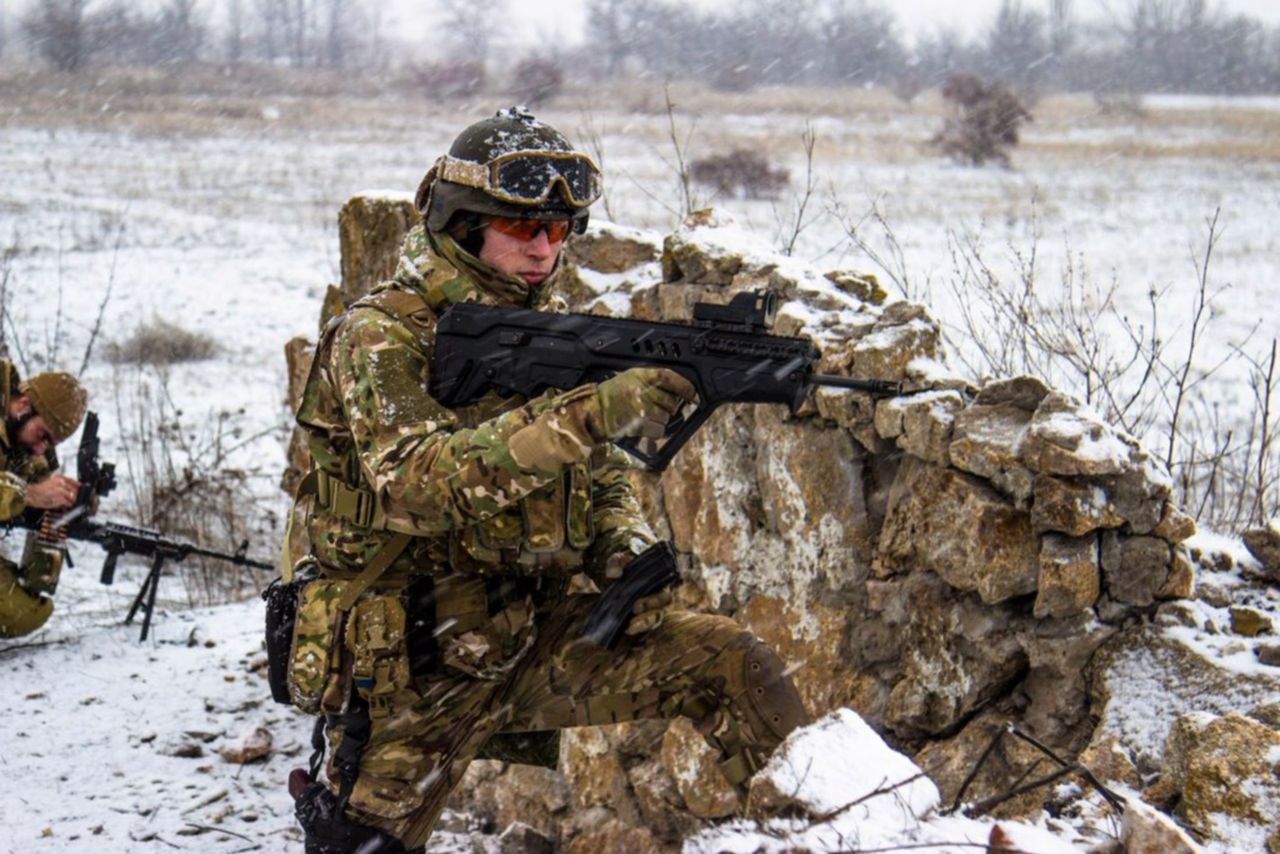 Żołnierz Gwardii Narodowej Ukrainy z nowoczesnym karabinkiem Fort-221