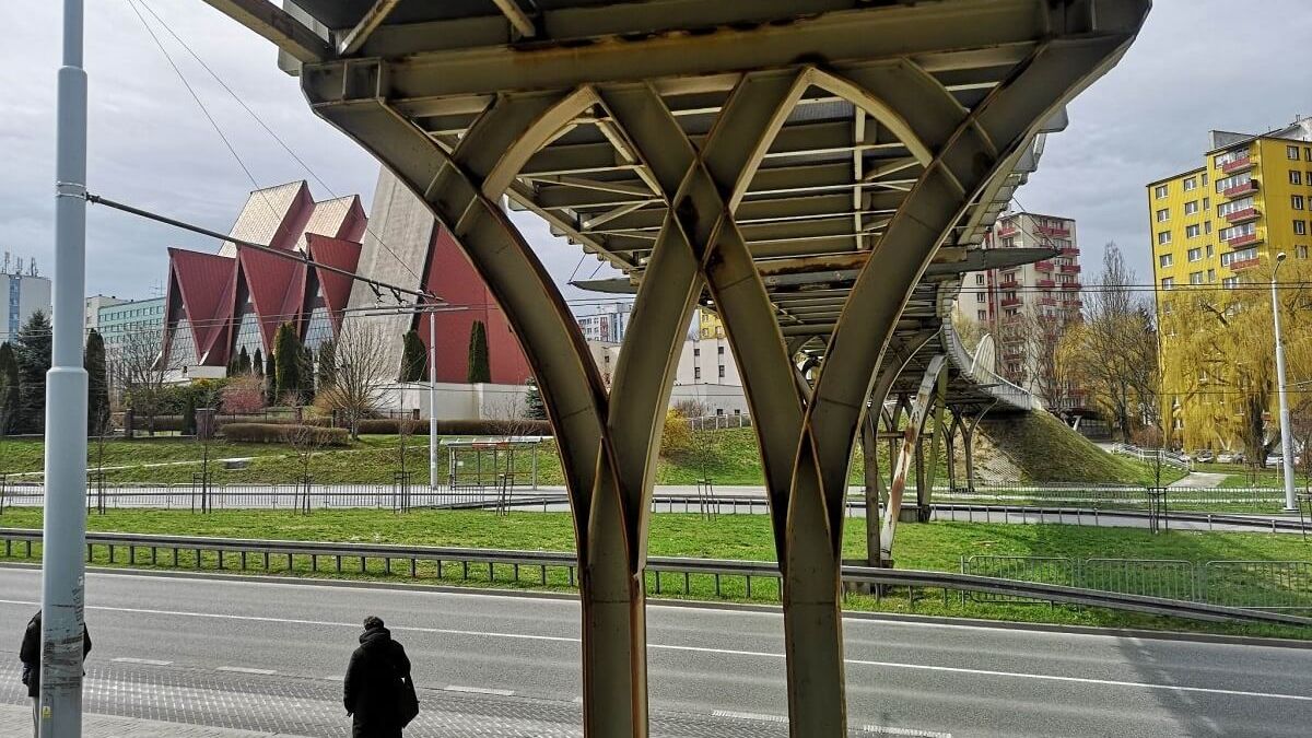 Korozja zżera kładkę nad ul. Filaretów w Lublinie