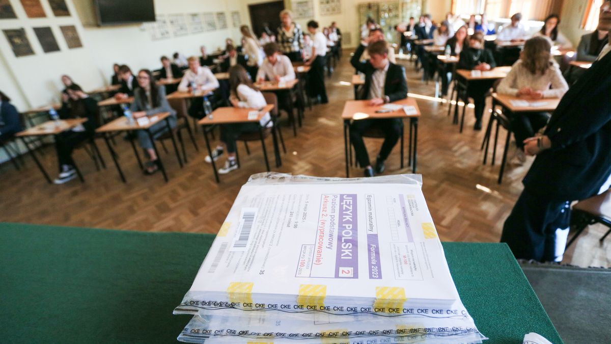 egzamin maturalny
Gorz�w Wielkopolski, 05.05.2025. Egzamin maturalny z j�zyka polskiego w II LO im. Marii Sk�odowskiej-Curie w Gorzowie Wielkopolskim, 5 bm. Tegoroczni absolwenci lice�w og�lnokszta�c�cych, technik�w i szk� bran�owych II stopnia przyst�pili o godzinie 9.00 do obowi�zkowego pisemnego egzaminu z j�zyka polskiego na poziomie podstawowym. (aldg) PAP/Lech Muszy�ski
Lech Muszy�ski
edukacja, egzamin, j�zyk, liceum, matura, matury, nauka, polski, polskiego, poziom podstawowy, sala egzaminacyjna, sala maturalna, szko�a, zdawanie, 2. stopie�, maturzysta, og�lniak, pisemny, pisz�, stopie�, szko�a bran�owa, technikum, uczne�, uczniowie