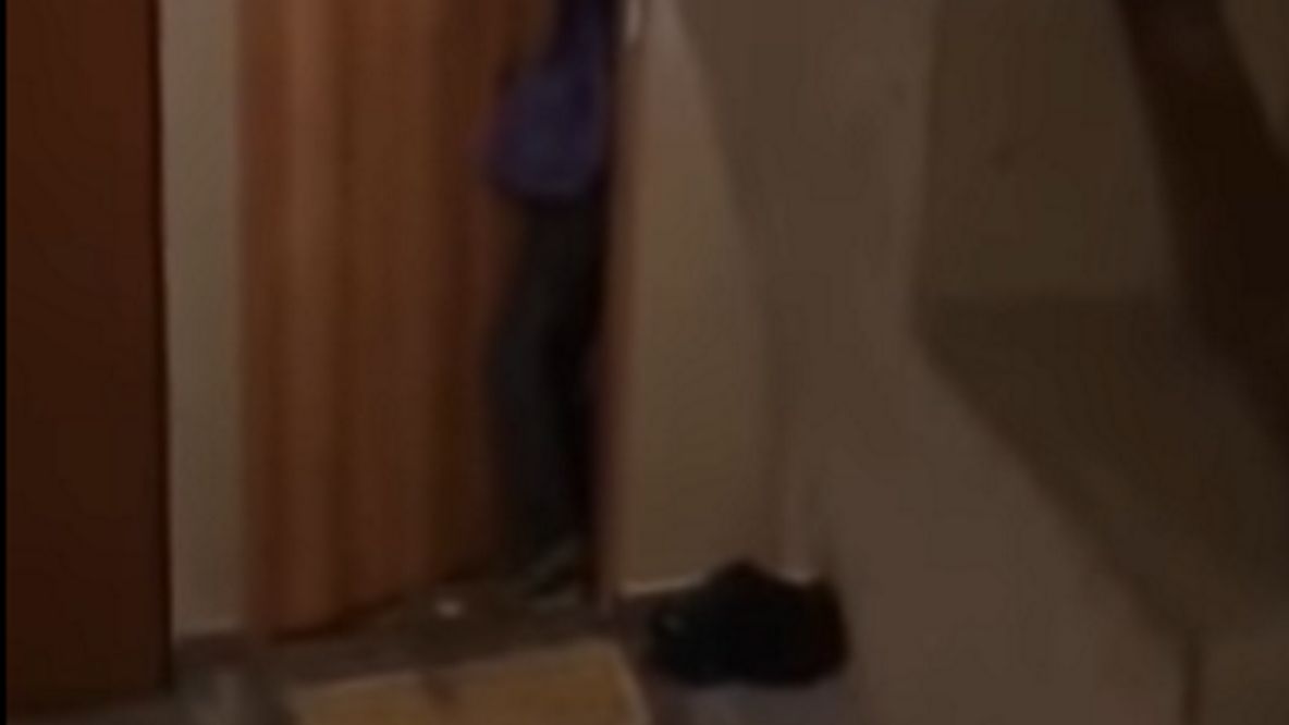 Problematyczny sąsiad usiłujący wejść do mieszkania