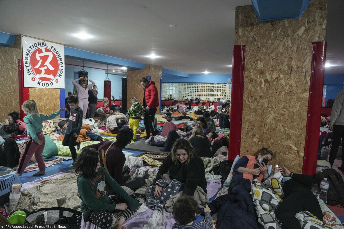 Mieszkańcy Mariupola w schronie, zaaranżowanym w miejskim centrum sportowym 