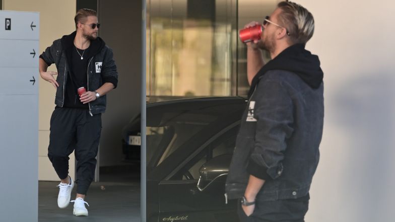 Sebastian Fabijański odbiera z salonu porsche