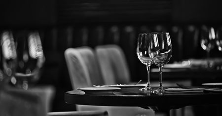Zastawa do restauracji a styl lokalu – jak dopasować naczynia do charakteru wnętrza?