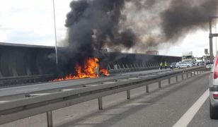 Wrocław. Pożar samochodu dostawczego na AOW. Trasa zablokowana