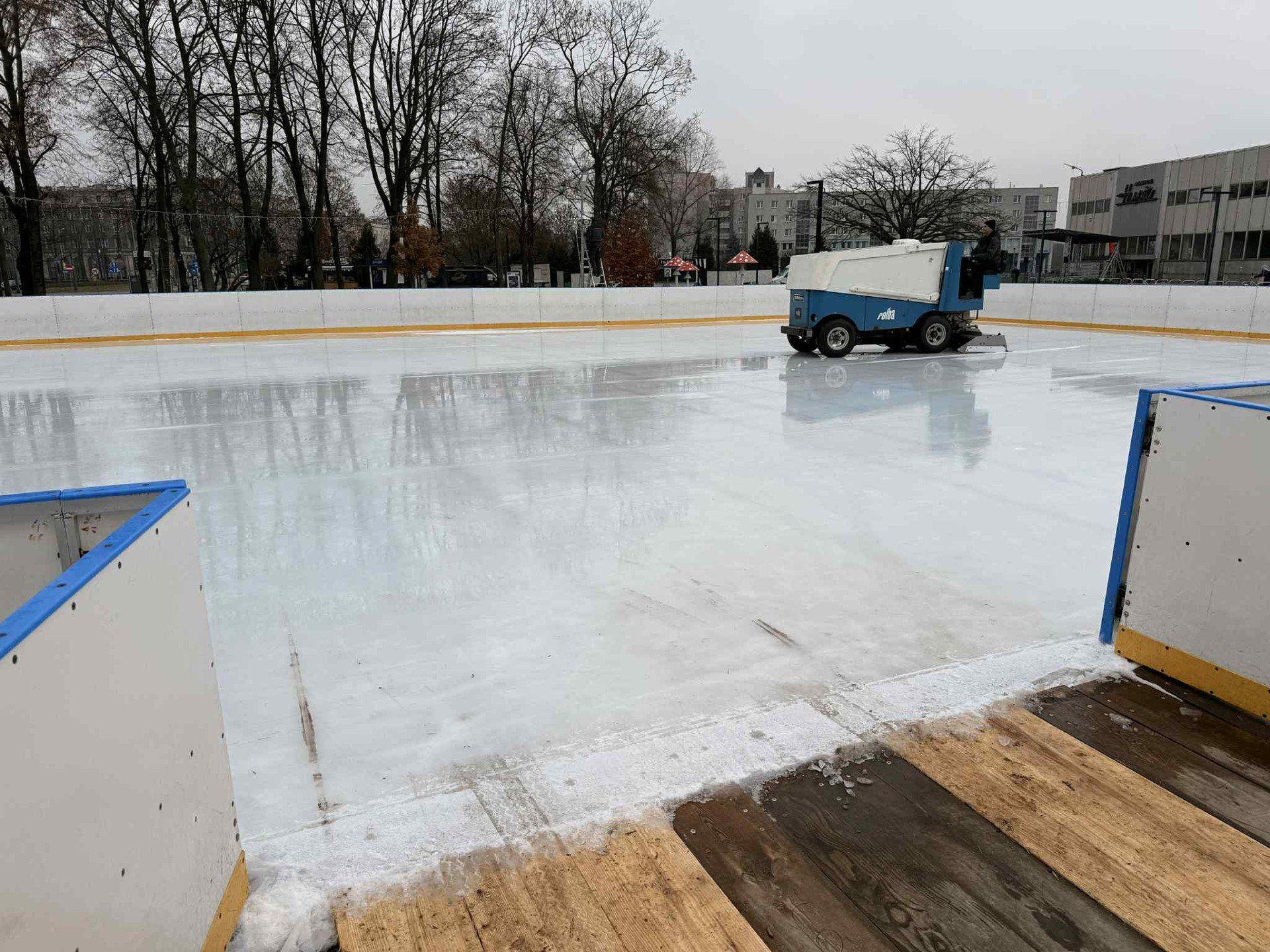 Mobilne lodowisko o powierzchni 800 m2 jest zlokalizowane jest na skwerze przed budynkiem NCK, tuż obok placu Centralnego