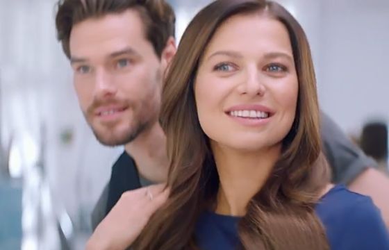 Anna Lewandowska u fryzjera reklamuje head&amp;shoulders Supreme (wideo)