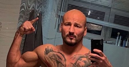 Szpilka dźwiga wielkiego psa. Zdjęcie podbija serca fanów