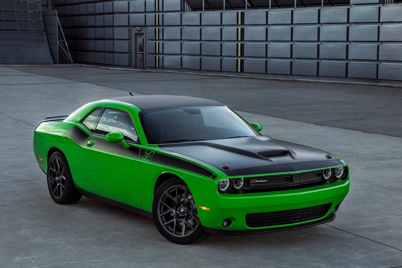 Dodge Challenger T/A bazuje na odmianie R/T z 375-konnym silnikiem HEMI 5.7.