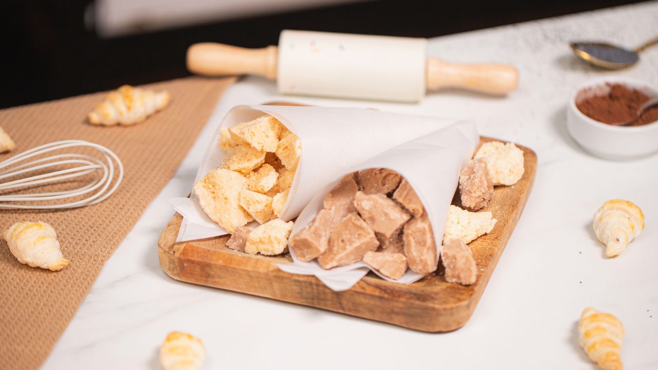 Przepis na tradycyjne bómbómy z dekla. Zrób domową wersję cukierków w dwóch wersjach