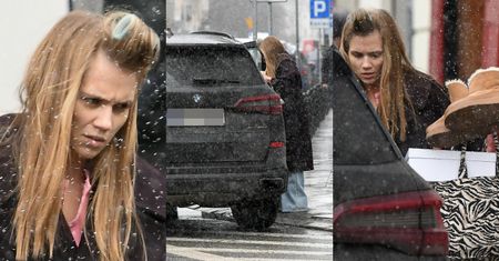 Naburmuszona Agnieszka Kaczorowska z wałkiem we włosach parkuje na zakazie auto za ponad 300 TYSIĘCY ZŁOTYCH (ZDJĘCIA)