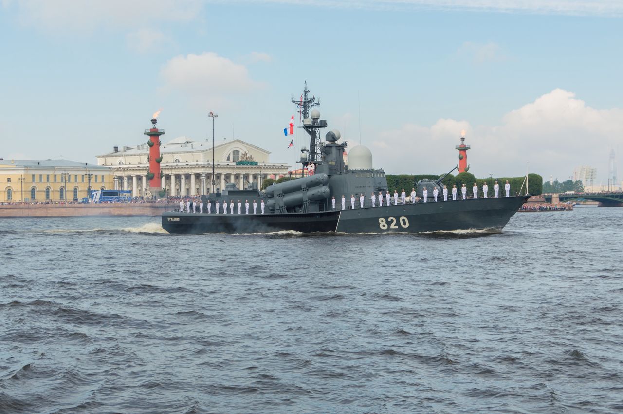 Rosja przerzuciła mały okręt rakietowy na Bałtyk. Amur uzbrojony w Kalibry