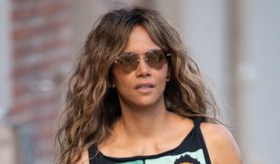 Halle Berry skończyła 54 lat. Aktorka jeździ w bikini na deskorolce