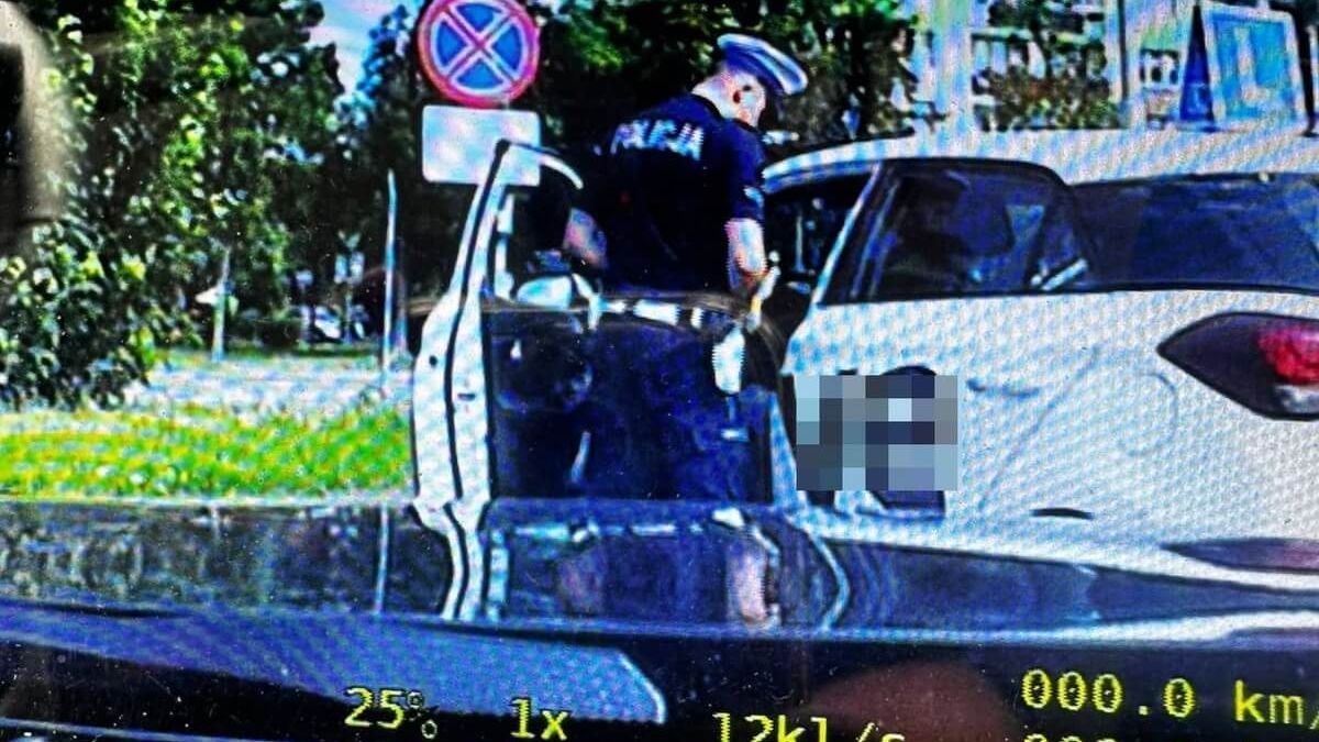 Policjanci zatrzymali do kontroli samochód nauki jazdy