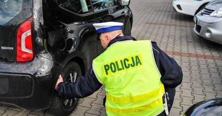 Masz opony całoroczne, to uważaj. Lepiej je sprawdź, nim zrobi to policja