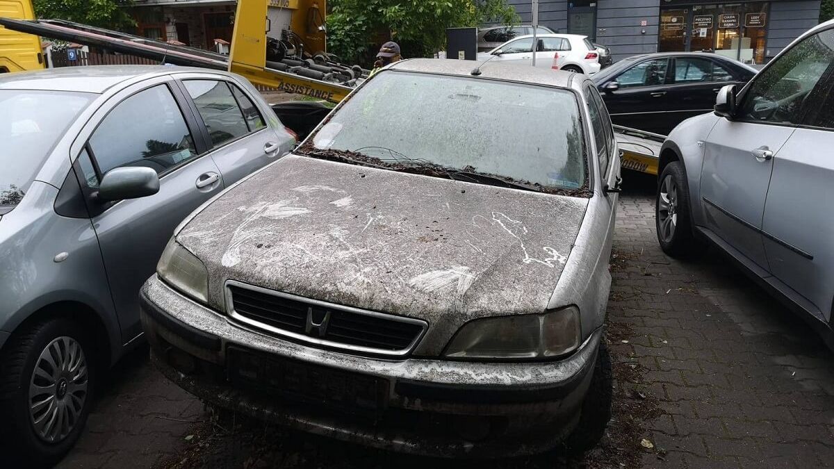 Odholowany wrak z osiedlowego parkingu