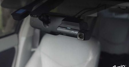Wideorejestrator od Mio nagra obraz w 4K i ostrzeże przed kolizją