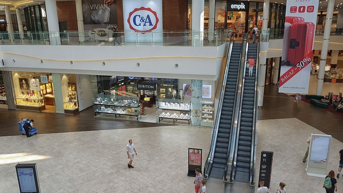 Polacy jednak wolą kupować stacjonarnie. Szczególnie ubrania, meble i AGD. 