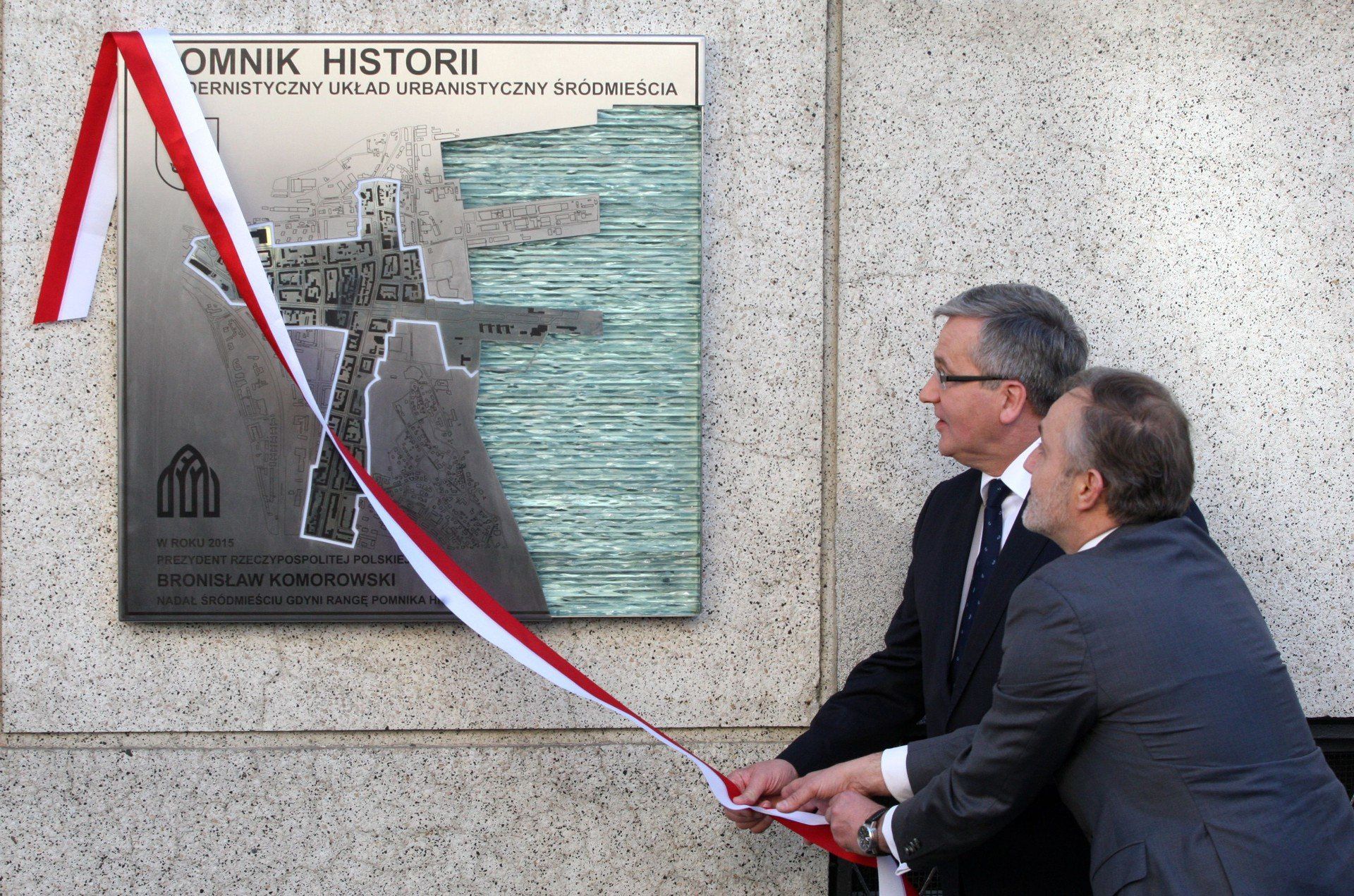 21.04..2015. GDYNIA
NZ  PREZYDENT BRONISLAW KOMOROWSKI I WOJCIECH SZCZUREK PREZYDENT GDYNI
ODSLONIECIE TABLICY UKLAD URBANISTYCZNY SRODMIESCIA GDYNII POMNIKIEM HISTORII Z UDZIALEM PREZYDENTA RP BRONISLAWA KOMOROWSKIEGO
FOT. TOMASZ BOLT / POLSKA PRESS
DZIENNIK BALTYCKI
