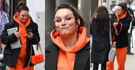 Ciężarna Ewa Farna w pomarańczowym dresie Balenciagi stroi miny na ulicy (ZDJĘCIA)
