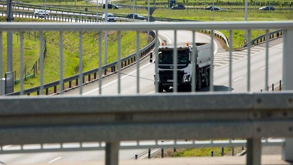 Warszawa. Kolejna ciężarówka uderzyła w wiadukt na Trasy Łazienkowskiej (zdjęcie ilustracyjne)