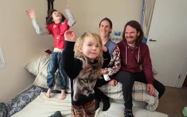 Całą rodziną śpią w jednej sypialni