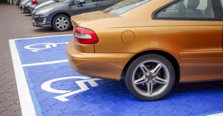 "Kolekcjonerskie" karty parkingowe dla niepełnosprawnych. Bezczelne oszustwo kosztem najsłabszych