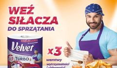 Mężczyzna robi porządki w reklamie marki Velvet