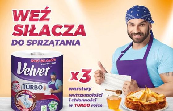 Mężczyzna robi porządki w reklamie marki Velvet