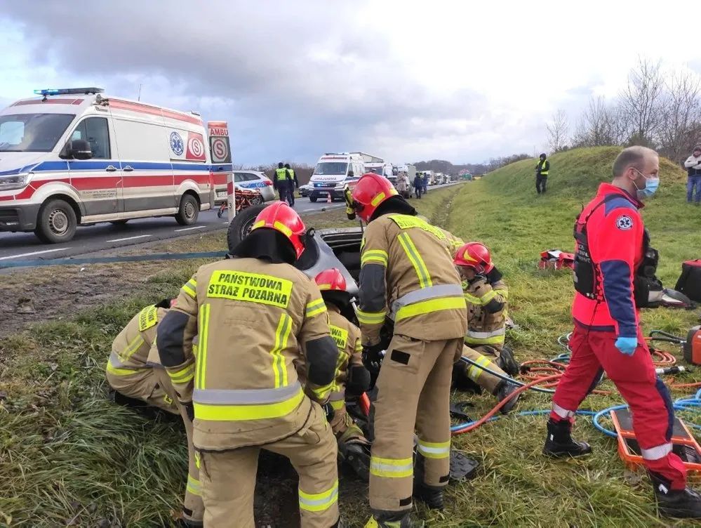 Poważny wypadek na obwodnicy Żar. Fiat uderzył w ciężarówkę. Rannych uwalniali strażacy