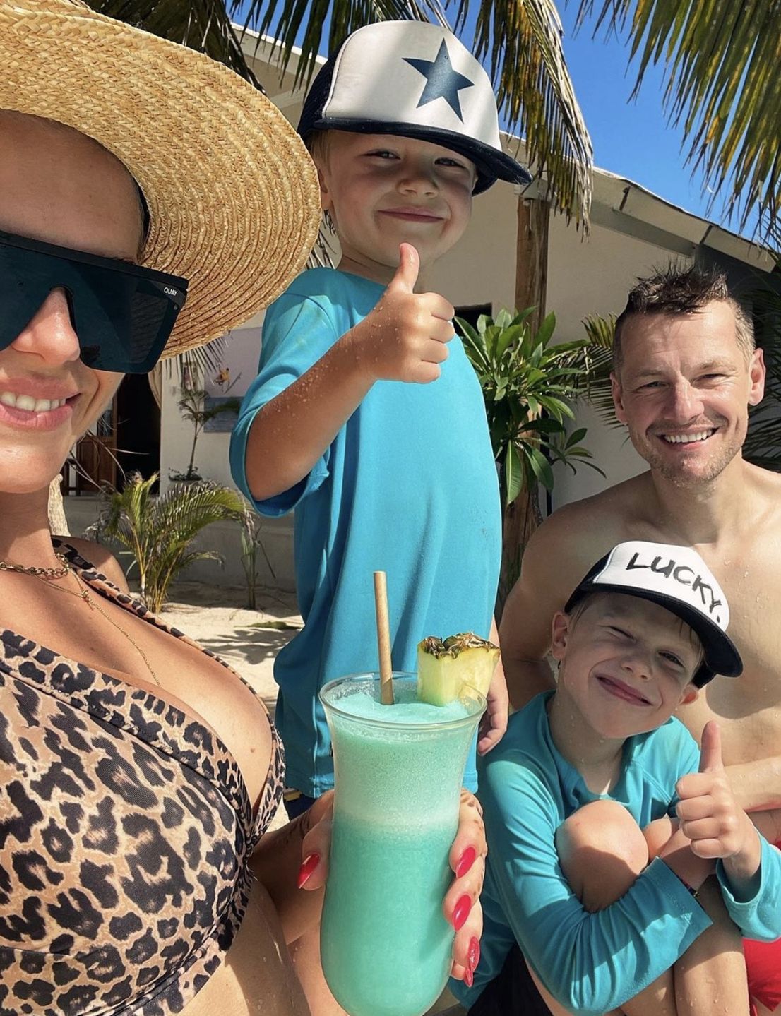 Nieco zapomniany Marcin Mroczek dokazuje z żoną na Zanzibarze: drinki, opalanie KLATY i karmienie żółwi