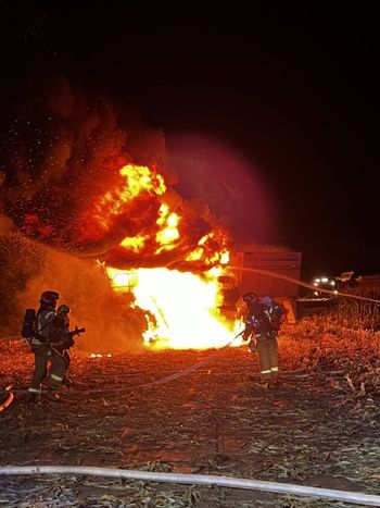 Leszno: Pożar kombajnu na polu kukurydzy