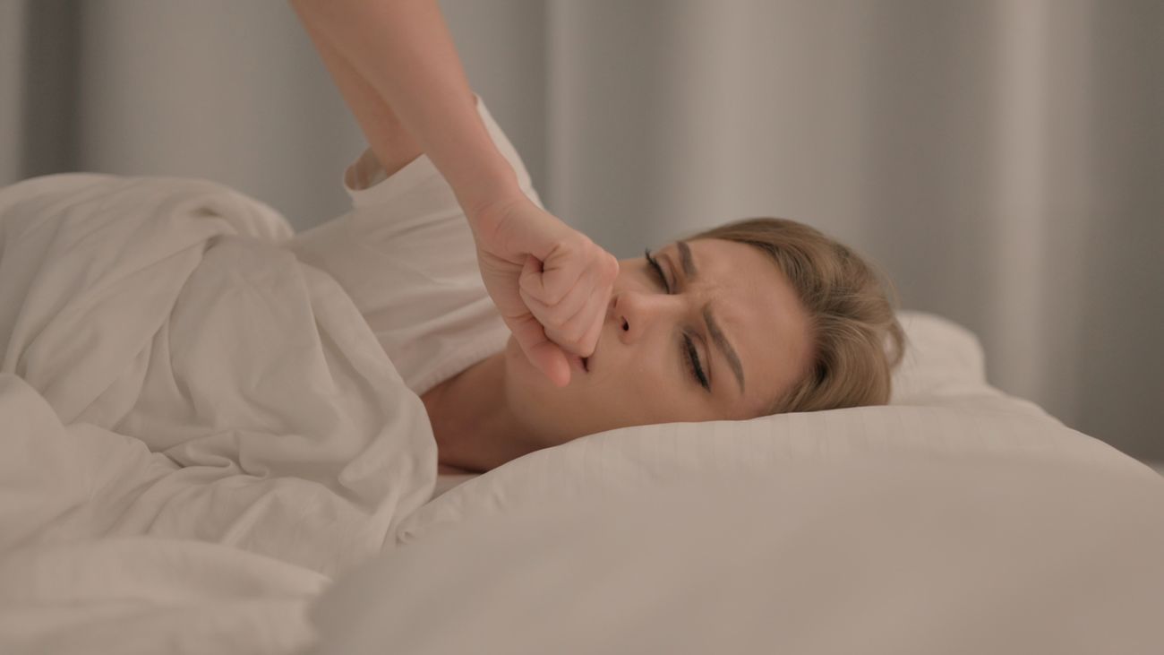 Na suchy kaszel w nocy pomóc mogą leki hamujące kaszel