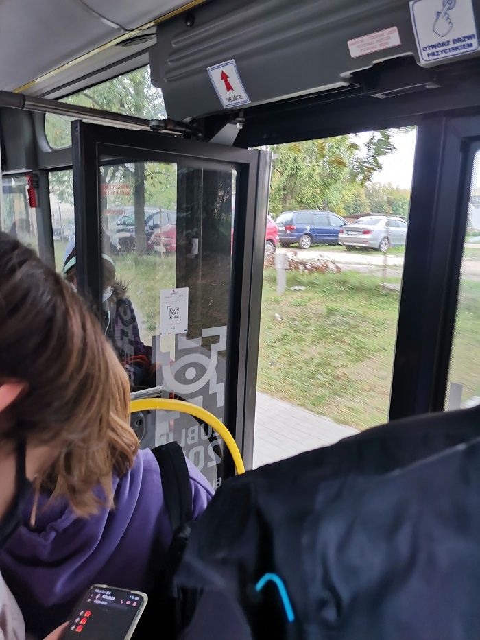 Autobus zapełniony pasażerami jechał z otwartymi drzwiami