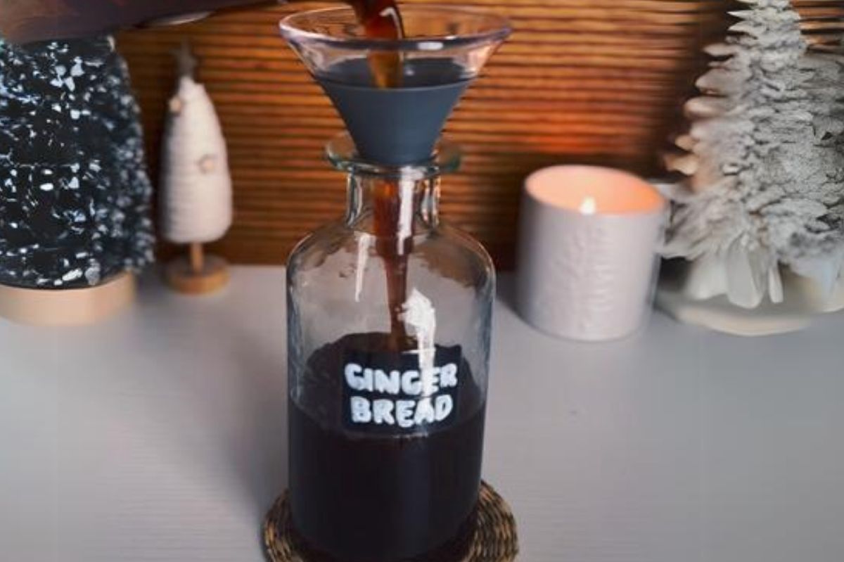 Satisfy your sweet tooth. How to make gingerbread syrup for coffee at home