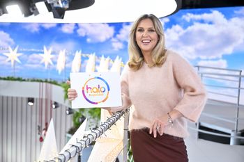 Wachowicz w cekinowych spodniach. Postawiła na kolor sezonu: burgund