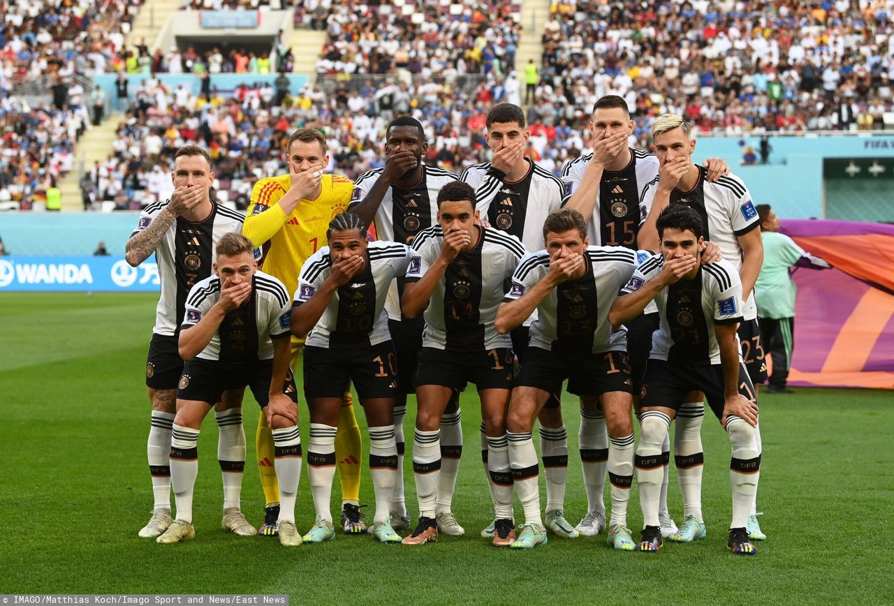 Niemcy przed meczem "zasłonili usta". To protest przeciw decyzji FIFA