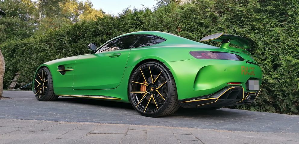 Ten Mercedes ma przede wszystkim zwracać uwagę i - choć trudno w to uwierzyć - połączenie zielonego lakieru i żółtych detali sprawdza się całkiem nieźle!