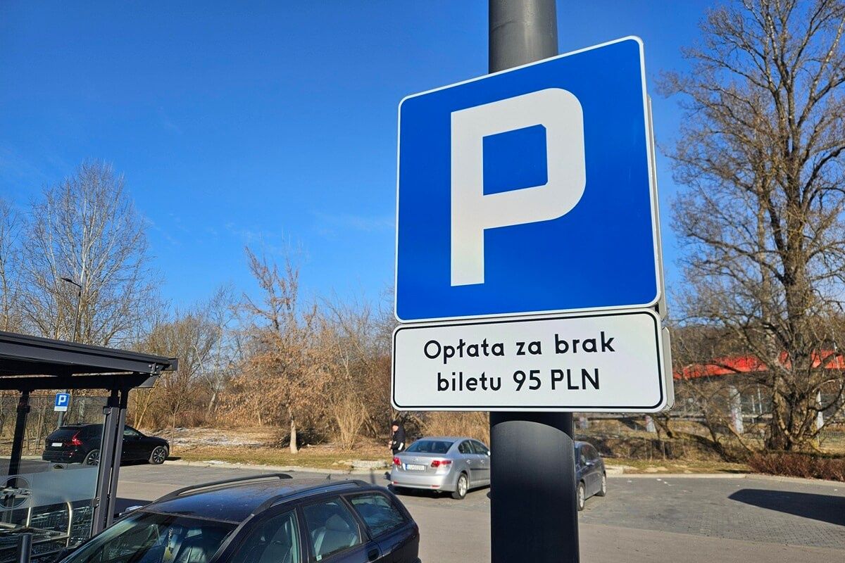 Tablica na parkingu marketu Lidl przy al. Solidarności w Lublinie z informacją o opłacie 95 zł za brak biletu