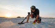 Chodzi z wykrywaczem metalu po plaży. Tłumaczy, ile można zarobić